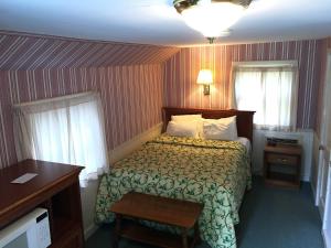 Postel nebo postele na pokoji v ubytování Doray Motel Lake George