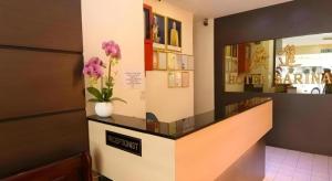 un hall d'entrée avec une fleur dans un vase sur un comptoir dans l'établissement Hotel Sarina, à Mukah 82 autres photos