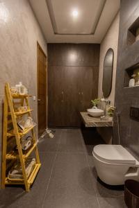 een badkamer met toilet en wastafel bij The Coastal Pearl in Karachi +22 foto's
