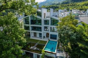 eine Luftaufnahme eines Hauses mit Swimmingpool in der Unterkunft Huazhu Luxury Huangshan Warm Wood Homestay Tangkou Nandamen Branch in Tangkou