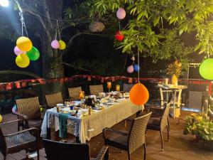 Ein für eine Party gedeckter Tisch mit Luftballons in der Unterkunft Huazhu Luxury Huangshan Warm Wood Homestay Tangkou Nandamen Branch in Tangkou + 30 Fotos