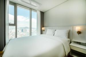 Postel nebo postele na pokoji v ubytování Brown Suites Busan Station + 271 fotografií