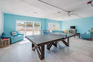 Πινγκ πονγκ στο Cozy 1BR Beachfront with Balcony & Sunrise Views ή εκεί κοντά