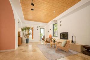 ein großes Wohnzimmer mit Holzdecke in der Unterkunft Huazhu Luxury Huangshan Warm Wood Homestay Tangkou Nandamen Branch in Tangkou