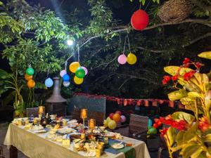 Ein Tisch mit Essen und Luftballons, die von einem Baum hängen in der Unterkunft Huazhu Luxury Huangshan Warm Wood Homestay Tangkou Nandamen Branch in Tangkou