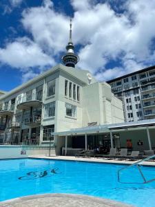 budynek z basenem i wieżą telewizyjną w obiekcie Heritage studio with private balcony w Auckland