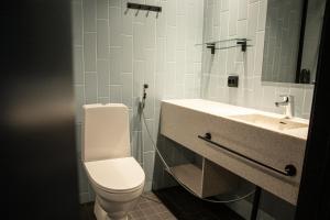 un bagno con un water bianco e un lavandino di Ski-inn Parkside a Kuusamo