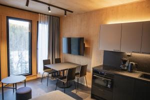 una cucina con un tavolo e sedie in una stanza di Ski-inn Parkside a Kuusamo Altre 3 foto