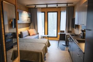 una camera d'albergo con un letto e una cucina di Ski-inn Parkside a Kuusamo