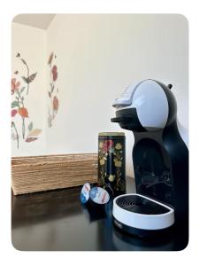 una cafetera encima de una mesa en Borgo Vesuviano, en San Sebastiano al Vesuvio