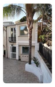 una palmera delante de una casa en Borgo Vesuviano, en San Sebastiano al Vesuvio 28 fotos más