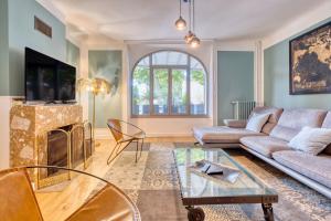 a living room with a couch and a fireplace at L'envie Eymet in Eymet