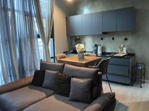 ein Wohnzimmer mit Sofa und Tisch in der Unterkunft BuSoBlack in Maputo