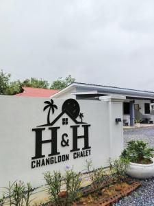 uma placa da clínica de simulação Hitz em um prédio em H&H Changloon Chalet em Changlun