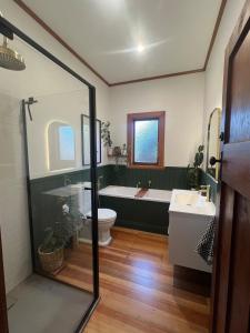 Un baño con bañera, inodoro y lavabo. en Chic 4 bedroom City Home with large Garden, en Palmerston North