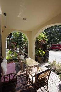 eine Terrasse mit einem Tisch und Stühlen auf einer Terrasse in der Unterkunft Seven Senses Guesthouse in Chiang Mai