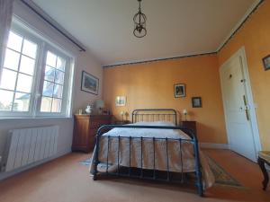 Un dormitorio con una cama en una habitación con paredes amarillas. en Mer et Style, en Cabourg