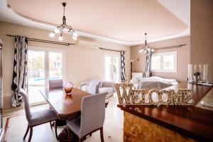 Posezení v ubytování Rahes Villa with private swimming pool