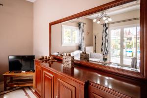 TV a/nebo společenská místnost v ubytování Rahes Villa with private swimming pool