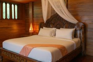 ein Schlafzimmer mit einem Bett mit einer Holzwand in der Unterkunft Seven Senses Guesthouse in Chiang Mai + 91 Fotos