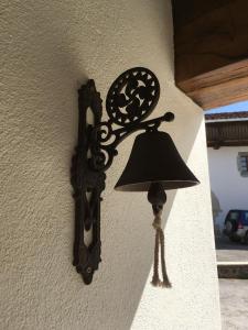 una campana en el costado de una pared en Adipe en Zilbeti