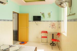 una habitación con dos sillas rojas y una mesa en Cường Phú Hotel Hồ Chí Minh, en Ho Chi Minh 13 fotos más