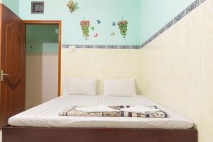 Un dormitorio con una cama con flores en la pared. en Cường Phú Hotel Hồ Chí Minh, en Ho Chi Minh