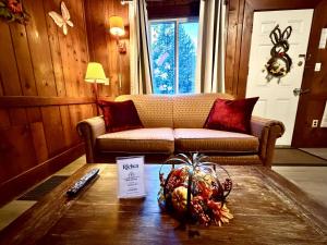 un salon avec un canapé et une table dans l'établissement Richca Chalets Resort, à Hope