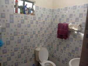 ein Badezimmer mit Toilette und Waschbecken in der Unterkunft Kings Court in Kitengela 