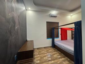 une chambre avec un lit et un tableau au mur dans l'établissement Heaven, à Xuân Viên 3 autres photos