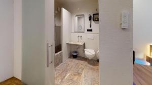 Ένα μπάνιο στο Hotel Adler I Haus-Innenhof