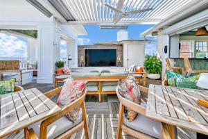 ein Wohnzimmer mit Holzmöbeln und einem großen Flachbildfernseher in der Unterkunft The Partridge Inn Augusta, Curio Collection by Hilton in Augusta