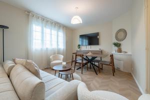 un salon avec un canapé et une table dans l'établissement Chez papa - 3 lits - Confortable & spacieux, à La Ferté-Gaucher