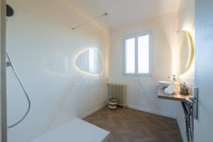 une salle de bain avec un lavabo et un miroir dans l'établissement Chez papa - 3 lits - Confortable & spacieux, à La Ferté-Gaucher 23 autres photos