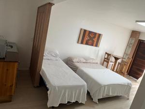 Zimmer mit 2 Betten in einem Zimmer in der Unterkunft Quarto in São Francisco do Sul