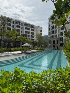 ein leerer Pool vor einem Gebäude in der Unterkunft The Title Legendary Bang Tao - Modern 1BR Resort Apartment in Strand Bang Tao