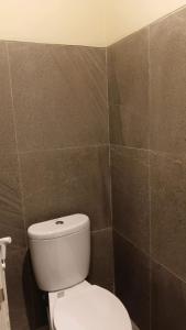 Koupelna v ubytování First Kost Seturan 32 + 6 fotografií