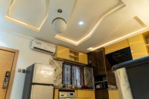 Il comprend une cuisine équipée d'un réfrigérateur. dans l'établissement Cubic apartment - Wuse ll, à Abuja 15 autres photos