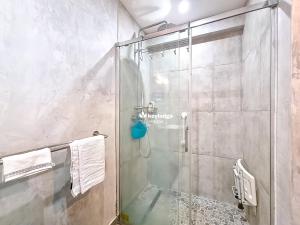 圣玛丽Bleu des Ô - Maison de 66m2 avec jacuzzi et sauna的浴室里有玻璃门的淋浴间 更多16张照片