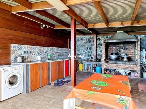 圣玛丽Bleu des Ô - Maison de 66m2 avec jacuzzi et sauna的配有炉灶和洗衣机的厨房