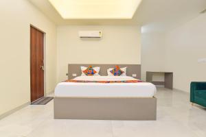 Ένα ή περισσότερα κρεβάτια σε δωμάτιο στο FabHotel Cozzy Stay - Indus land hospital , landscape park & morden school , D- mart