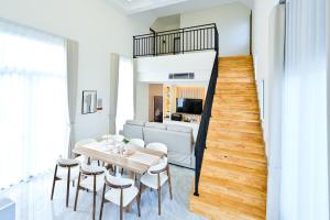 Posezení v ubytování Santara Pool Villa Udon