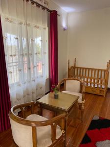 Χώρος καθιστικού στο Kira