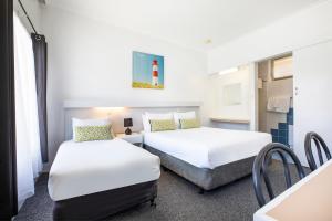 2 camas en una habitación con un faro en la pared en Ship Inn Motel Yarram, en Yarram 127 fotos más