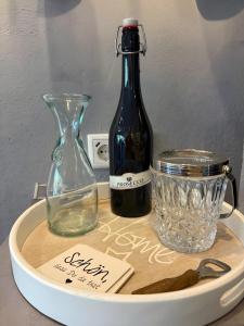 - un plateau avec une bouteille de vin et un verre dans l'établissement Where Business and Relaxation meet, à Heerserheide 4 autres photos