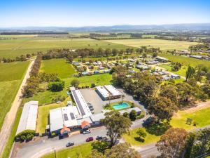 Una vista aérea de un gran estacionamiento con un estacionamiento. en Ship Inn Motel Yarram, en Yarram