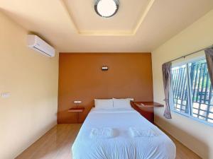 une chambre avec un lit et une fenêtre dans l'établissement Krabi Ava Hill, à Krabi