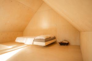 Ένα ή περισσότερα κρεβάτια σε δωμάτιο στο Schody do wody linia brzegowa jeziora Kaszuby