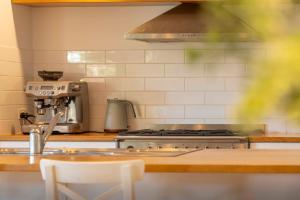 Kuchyň nebo kuchyňský kout v ubytování Parrot Tree Rest - Home with Magnesium Spa Pool