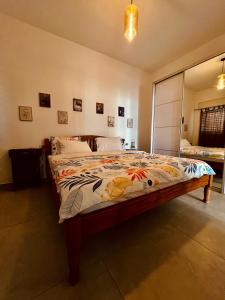 提比里亚Up the Hill的房间里有一张大床的卧室